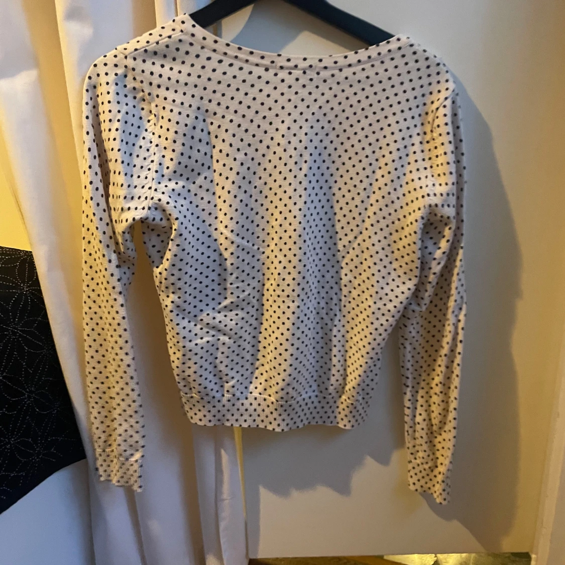 Vit kofta med svarta prickar  - 1