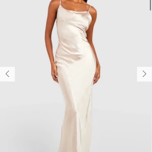 Brudtärneklänning - Super fin satin klänning från boohoo som endast är använd 1 gång.🥰 Den är i storlek 40 men passar S/M lika bra skulle jag säga