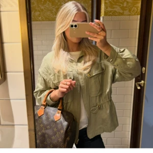 Grön jacka från Zara - Sååå snygg jacka från Zara i strl S. Säljer då den inte kommer till användning längre ❤️