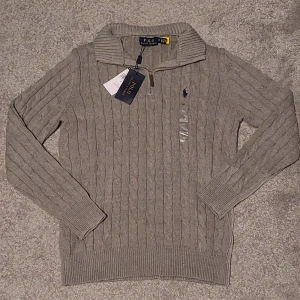 Polo Ralph Lauren half zip - Säljer en grå stickad falf zip tröja från Polo Ralph Lauren || Storlek M || 