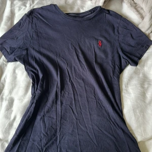 Mörkblå t-shirt från Ralph Lauren - Mörkblå tshirt från Ralph Lauren, bra skick! 🩷
