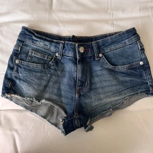 Jeansshorts - Medelmörka mini jeansshorts ifrån HM. Inga defekter och använda ett fåtal gånger. Perfekt till sommaren. 
