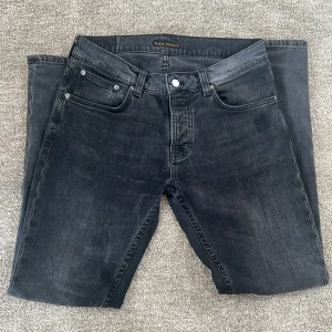 Mörkgråa ”dark cove” Nudie Jeans Grim Tim - Ett par sjukt snygga mörkgråa Nudie Jeans i modell Grim Tim. Jeansen har använts sparsamt och är i mycket bra skick. Storlek: W31/L30Nypris 1600 mitt pris 399. Kontakta vid frågor 