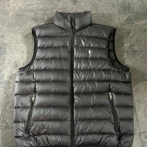 Polo Ralph Lauren Väst - Säljer denna sjukt snygga väst från Ralph Lauren. Västen är i nyskick, knappt använd. Storleken är L, men den sitter aningen mindre. Säljes eftersom jag köpt en annan väst. Bara att höra av er om ni har några frågor!