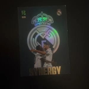 Real Madrid Fotbollskort  -  Real Madrid fotbollskort, klubbmärke Vinícius och Benzema på framsidan 