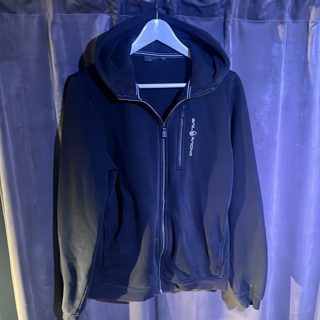 Svart hoodie med dragkedja från sail racing