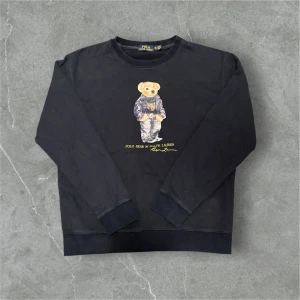 Polo Ralph Lauren Bear Sweatshirt  - 📍Storlek: XL  💪🏽Skick: Mycket bra!  📐Mått: Längd:66cm Axelbredd: 52cm  📎Material: 60% bomull 40% polyester  📦Skickar alltid inom 24h  💸Köp fler plagg för att få billigare pris  ✅Äkthetsgaranti