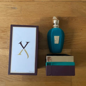Byter)Erba pura från Xerjoff - Skriv till mig för byten)100ml! Lyxig parfym från Xerjoff i en elegant turkos flaska med gulddetaljer och en unik topp. Kommer i en stilren ask med lila, vitt och guld. Flaskan har en exklusiv känsla och passar perfekt för dig som gillar unika dofter.