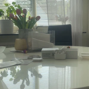 Airpood PRO 2 - Jätte bra hörlurar jätte bra ljud och bas i dom. Helt nya. För mer frågor eller information skriv till mig privat.