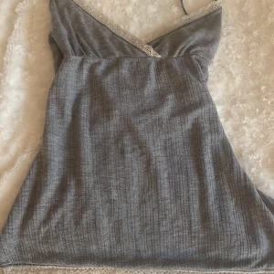 Grå ribbad linne från Intimissimi - Supersöt grå ribbad linne från Intimissimi💗