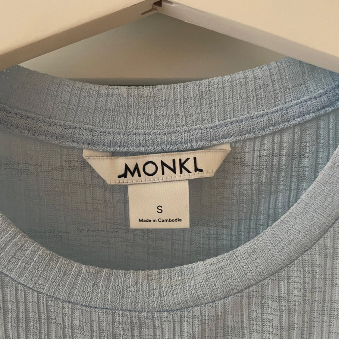 Ljusblå ribbad topp från Monki - 1