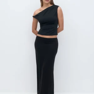 Svart oneshoulder topp i stretch - Snygg svart topp med oneshoulder-design och draperad effekt över axeln. Helt ny med lapp kvar, säljes då jag ej hann returnera i tid, nypris 299kr!💞Modellen är croppad och sitter tight mot kroppen. Tillverkad i ett mjukt, stretchigt material som ger en clean och modern look.