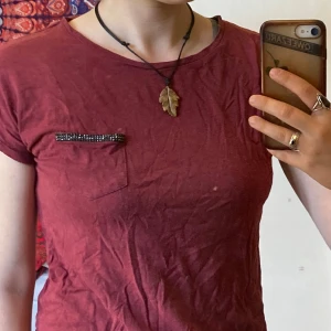 Vinröd t-shirt med glittrig pärldetalj, S - Vinröd t-shirt från Esmara i mjuk bomull, med kort ärm och rund hals. Bröstficka med snygg pärldetalj som glittrar. Väldigt skön.