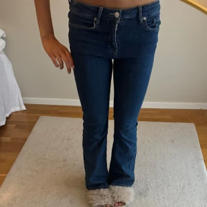 Utsvängda jeans  - Säljer utsvängda mörkblå jeans! Nyskick och köpa för 600!