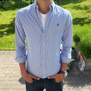 Ralph Lauren skjorta  - Snygg Ralph Lauren skjorta storlek s slim fit, passar 173-183 ca😇. Köper du fler skjortor får du paketpris, följ för mer😃