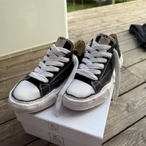 Maison Mihara Yasuhiro svarta sneakers - Svarta sneakers från Maison Mihara Yasuhiro, låda följer med men tyvärr inte dustbags tror dom är borta. Tar emot prisförslag