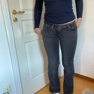 Levis superlow bootcut jeans - Säljer ett par svarta Levis. Jeansen är bootcut passform. Jeansen har låg midja, klassiska fem fickor och Levis patch bak. Materialet är jeans i bomull och färgen är tvättad svart. 28x30 tum. Hör av er vid fler frågor ⚡️⚡️💚