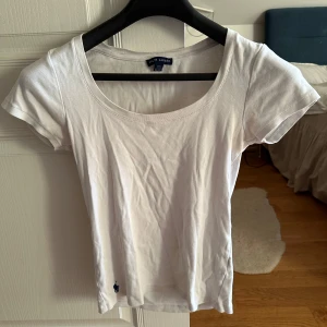 Vit t-shirt från Ralph Lauren -  vit t-shirt från Ralph Lauren med rund halsringning och korta ärmar. T shirten är i jätte bra skick och knappt använd!