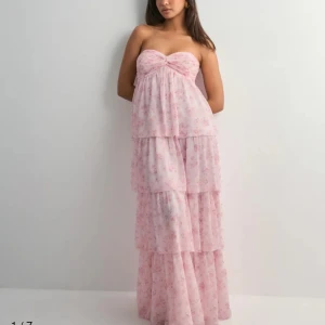 Dreamy frill dress nelly  - Helt ny med lappar kvar, ändast testad.
