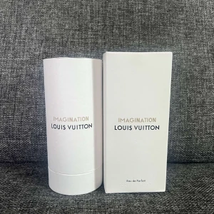 Louis Vuitton Imagination Parfym 100ml - Exklusiv parfym från Louis Vuitton, Imagination Eau de Parfum i 100ml flaska. Kommer i elegant, genomskinlig glasflaska med svart rund kork och stilren vit förpackning. Lyxig och modern design som verkligen sticker ut på hyllan.