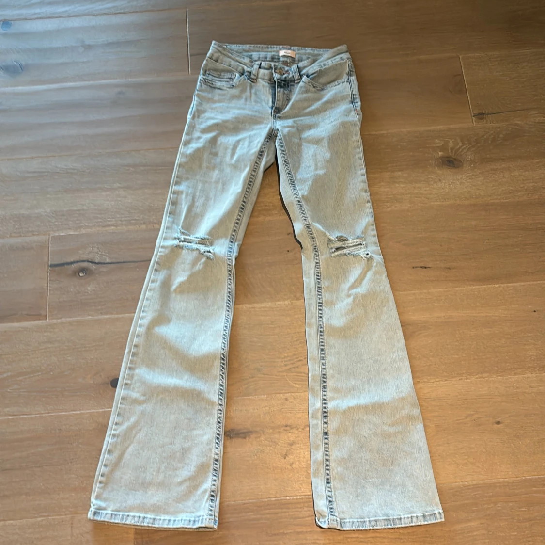 Ljusblå bootcut jeans med broderi