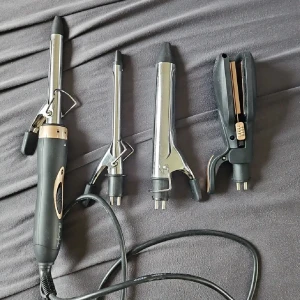 Christina Aguilera stylingverktyg set - Multistyler från Christina Aguilera med tre utbytbara locktångsdelar i silver och svart samt en svart/guldig vågtång. Perfekt för att skapa olika frisyrer, från lockar till vågor. Handtaget är svart med guldiga detaljer och har en smidig design.