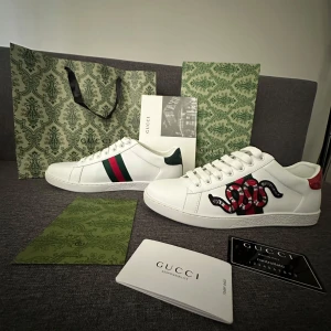 Gucci ace snake skor - Fina Gucci ace skor med en orm broderad 10/10 aldrig använt Perfekta inför sommaren  Pris kan diskuteras  Hör av dig vid frågor