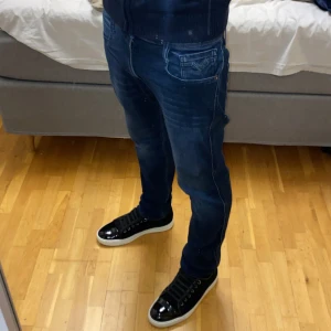Replay anbass jeans - Tjena säljer dessa väldigt snygga mörkblåa replay anbass jeans i storlek 31/32. Jeansen är i modellen slim fit och har en väldigt snygg tvätt. Skicket är 9/10. Jag på bilden är 176 och väger 62kg och de passar perfekt. Tveka inte att höra av dig om du har några frågor!