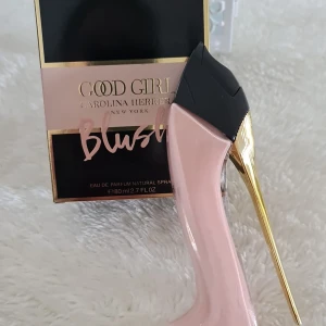 Good Girl Blush parfym 80ml - Good Girl Blush från Carolina Herrera i en ikonisk klackformad flaska. Parfymen är Eau de Parfum och rymmer 80 ml.