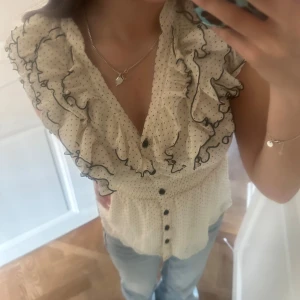Såå fin volang prickig blus/topp 🌸🌸 - Såå himla fin blus/topp i prickigt! Fina volanger där fram och knappar. Används tyvärr inte men helt perfekt för sommaren☀️ 