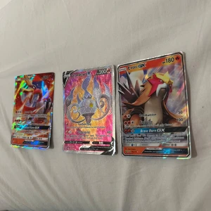  coola Pokémonkort.  Ho-Oh GX, Chandelure V och Entei GX  - Tre coola Pokémonkort med snygg foil: Ho-Oh GX, Chandelure V och Entei GX. Perfekt för dig som samlar eller vill boosta din lek med starka och unika kort. Korten har färgstarka illustrationer och är i fint skick – ett måste för alla Pokémonfans!