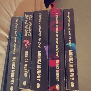 A Million Kisses in Your Lifetime - Lancaster prep serien av Monica murphy, mellan dark romance. Populär på booktok. 5 böcker och 2 noveller 