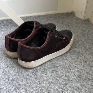 Vinröda lanvins  - Säljer ett par vinröda lanvins i ett använt skick men har mycket kvar att ge || Skick 7,5/10 || Storlek 42-43 || Skriv om ni har några funderingar! 