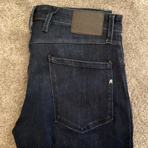 Replay Anbass - Tja, säljer nu dessa riktigt feta Replay jeans i modellen Anbass. Storleken är 33/32 och skicket är 10/10 då de endast är använda runt 3 gånger. Hör av dig vid funderingar!