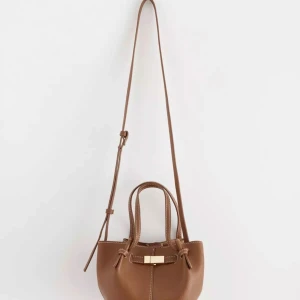 Brun axelväska  - Säljer den slutsålda mini handväskan från Lindex. Helt ny med prislapp på!