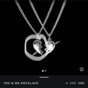 Maria Nilsdotter halsband BYTE!! - Undrar om någon vill byta detta halsband/ berlock med pärlan på bild 2. Kan lägga till pengar också!🩷