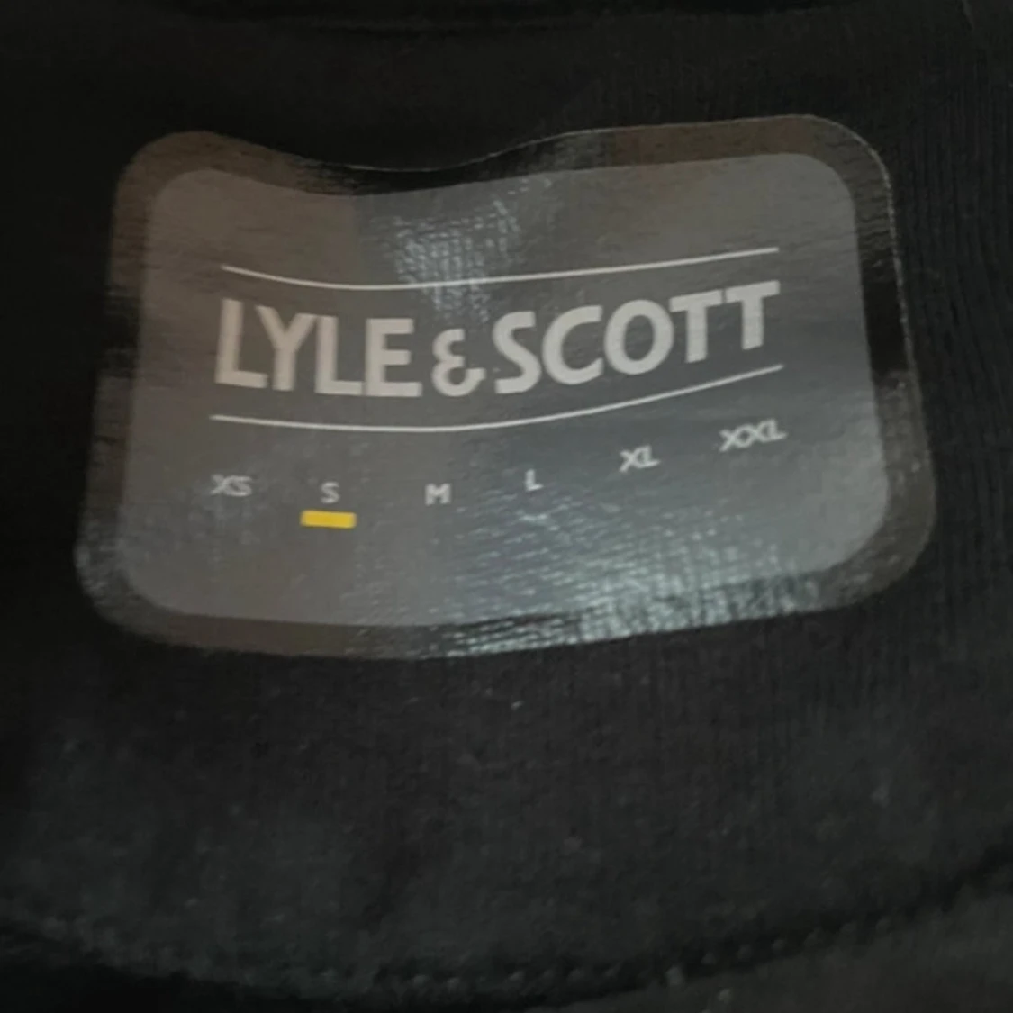 Svart hoodie från Lyle & Scott med vita detaljer - 2