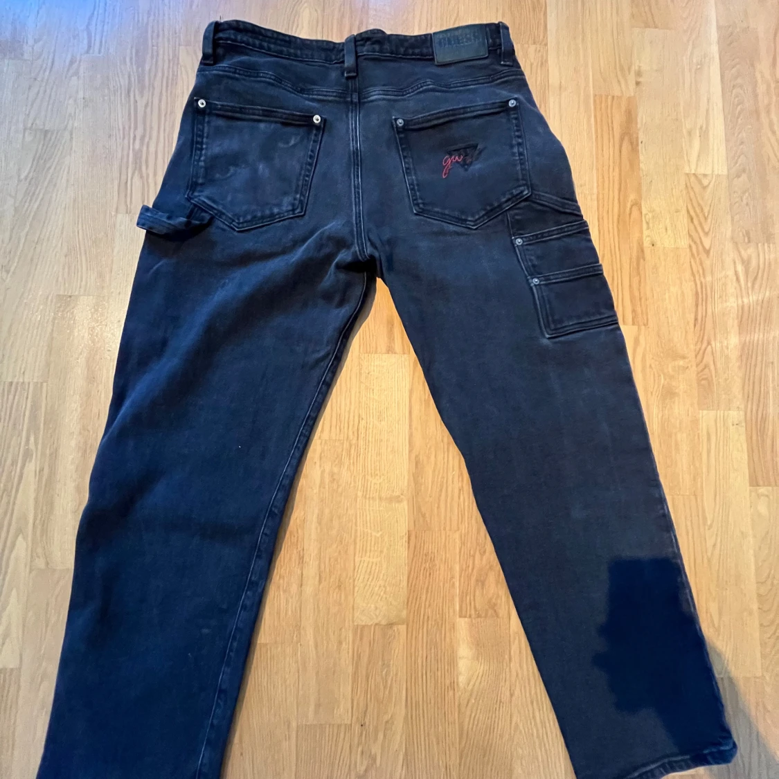 Svarta carpenter jeans från Guess  - 1