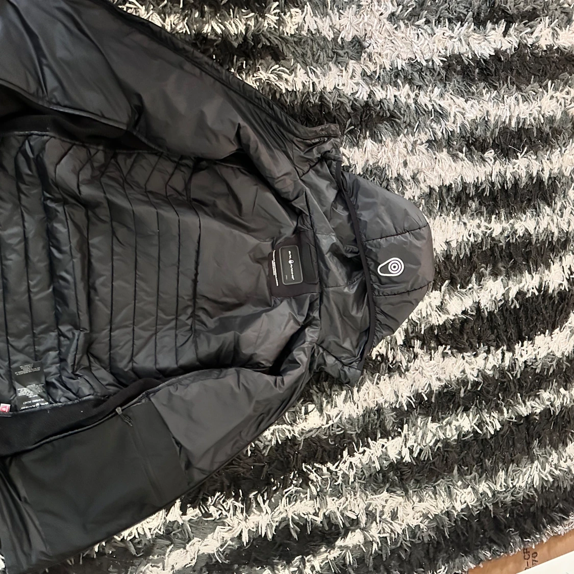 Svart hybridjacka från Sail Racing - 2