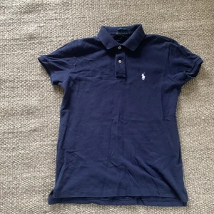 Mörkblå pikétröja från Ralph Lauren - Säljer min mörkblåa polo Ralph lauren pikétröja, strl S