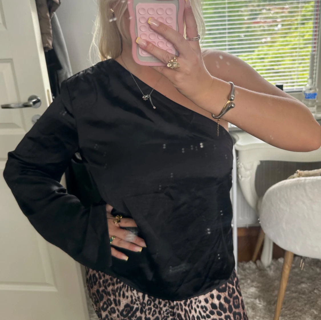 Svart satinblus med oneshoulder