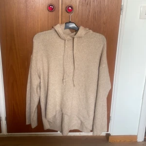 Beige stickad hoodie från H&M - Mysig beige stickad hoodie från H&M. Storlek XS/S och jag säljer den för att den är för stor och kan inte användas💞 den är använd ett fåtal gånger men tycker den är så snygg och hade 100% använt om den passade. Säljer en likadan i grå🙂🙂
