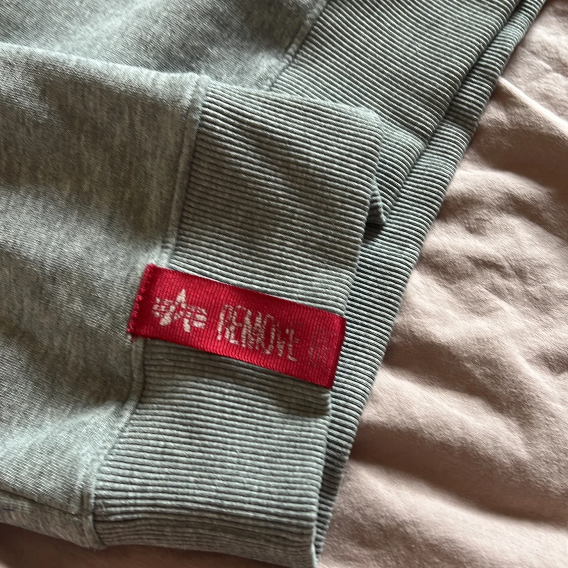 Grå sweatshirt från Alpha Industries - 1