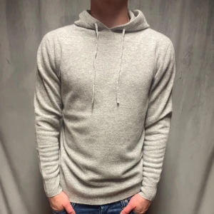 Kashmir/Merino hoodie - En skön ljusgrå Kashmir/Merino hoodie! Storlek M! Modellen är 177cm lång, passar längre! Använd 1 gång, därför nyskick! Hör av dig vid frågor!🌟
