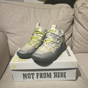 Grå och neongula sneakers från Puma MB.01 - Säljer ett par Puma MB.01 chino hills lite använda men fortfarande i bra skick