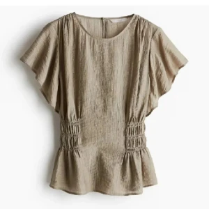 Beige blus med volang - Jättefin beige/grön blus som knappt är använd. Skriv vid fler frågor eller bilder💕