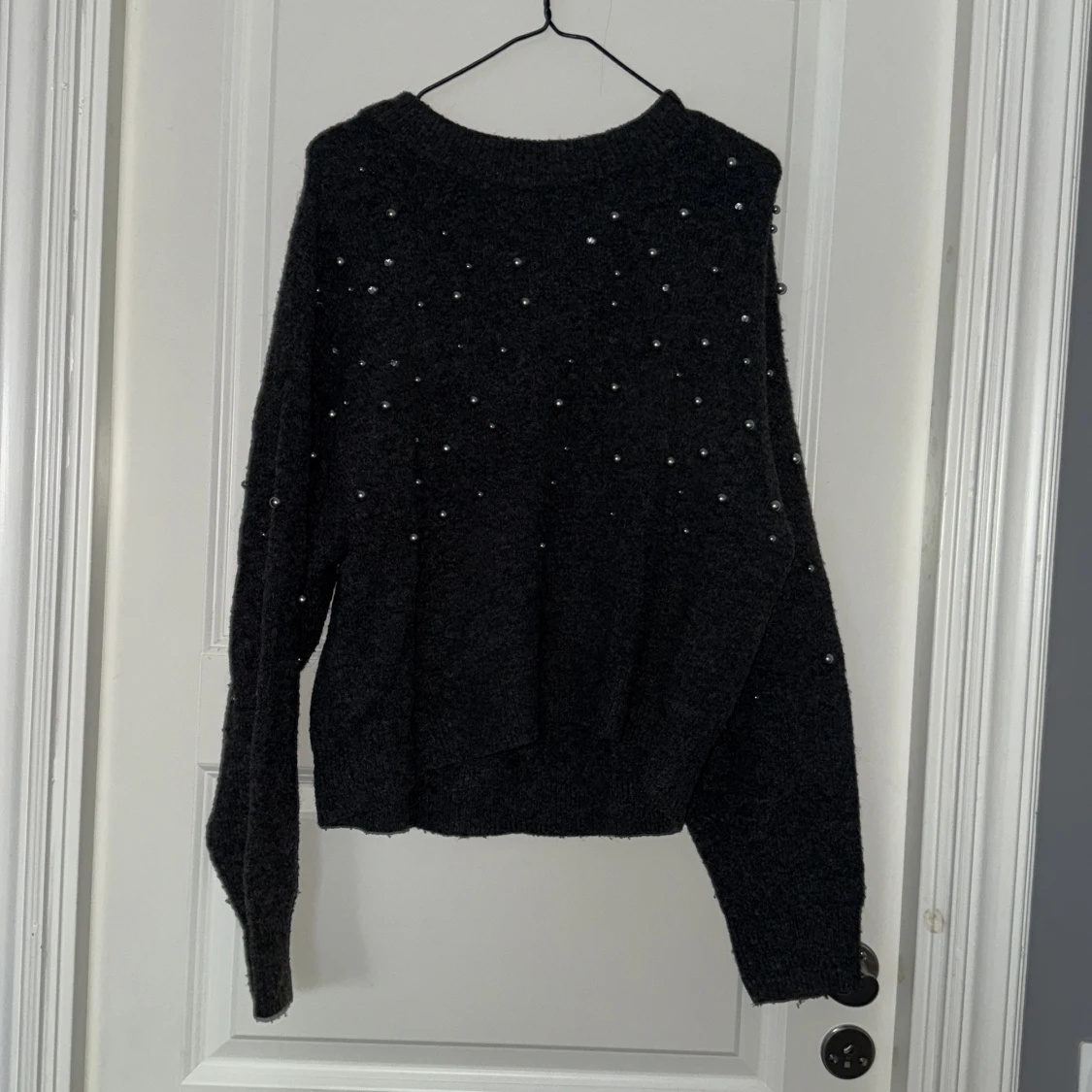 Stickad tröja med pärlor
