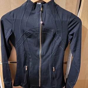Lululemon define jacka - Jackan är svart/guld, helt ny i regular model, passar perfekt i Storlek S
