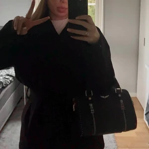 ZADIG&VOLTAIRE XS Sunny Studs Bag - Säljer då den inte kommer till användning. Köpt på NK i Göteborg, i slutet av augusti 2025. Väskan är som ny då jag inte använde den under vintern och behandlat väskan som min bebis. Axelbandet är aldrig använt och medföljer naturligtvis. Väskan är även i äkta läder vilket gör att den kan behålla sitt skick i några år eller i generationer, beroende på hur väl den tas hand om. Pris kan diskuteras, bara att skriva om frågor finns💗