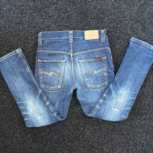 Nudie Jeans med slitningar  - Tjena, säljer ett par Nudie jeans grim trim med slitningar! Dom har blivit krympta i tvätten så även om de är w28 l32 passar de om man är runt 160-165. Dem är sydda vid knäna som man kan se på sista bilden. Priset går att diskutera!